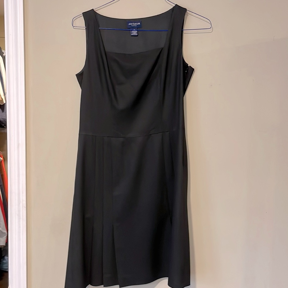 Ann Taylor Size 6P Pleated Shift Dress